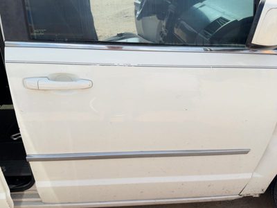 2010 Chrysler Town Front Door RH White PW1