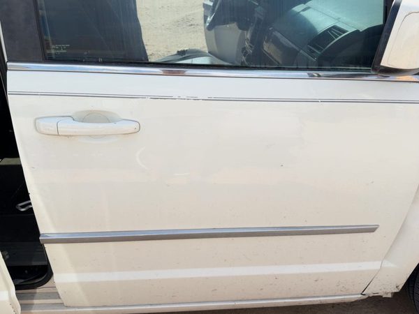 2010 Chrysler Town Front Door RH White PW1 — photo 1