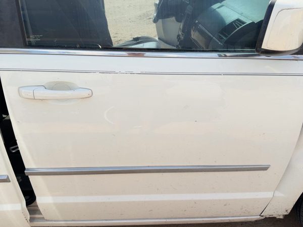 2010 Chrysler Town Front Door RH White PW1 — photo 2
