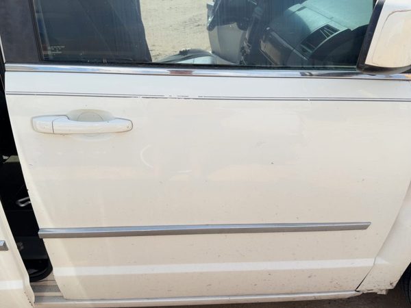 2010 Chrysler Town Front Door RH White PW1 — photo 3