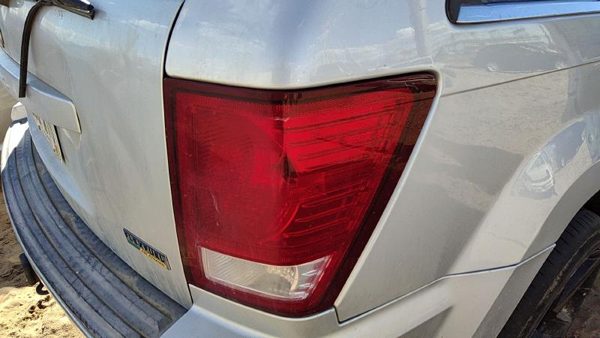 2007-2010 Jeep Grand Cherokee Passenger Right Tail Light Brake Lamp Oem Rear — photo 1
