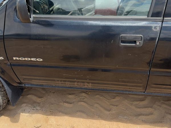 1998 Isuzu Rodeo Front Door LH — photo 2