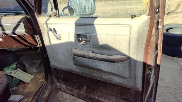81-91 Gmc Sierra C3500 Passenger Right Front Door Trim Panel Red — photo 1