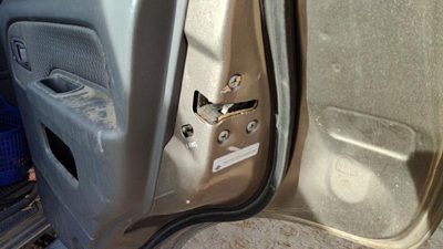 2002-2004 Nissan Xterra Passenger Right Rear Door Latch With Rods/Cables Back