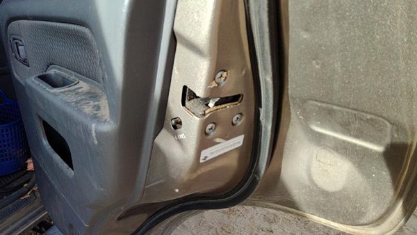 2002-2004 Nissan Xterra Passenger Right Rear Door Latch With Rods/Cables Back — photo 1