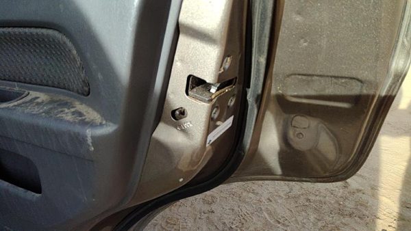 2002-2004 Nissan Xterra Passenger Right Rear Door Latch With Rods/Cables Back — photo 2