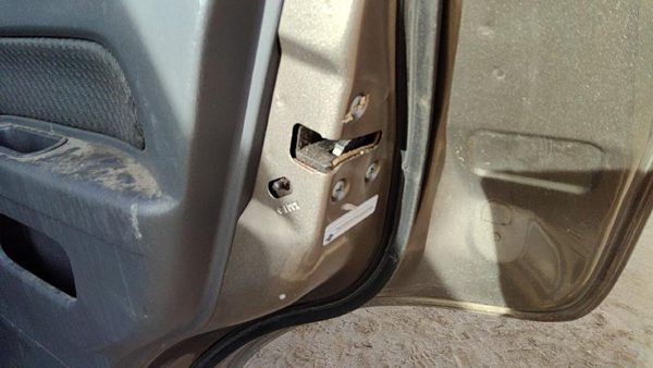 2002-2004 Nissan Xterra Passenger Right Rear Door Latch With Rods/Cables Back — photo 3