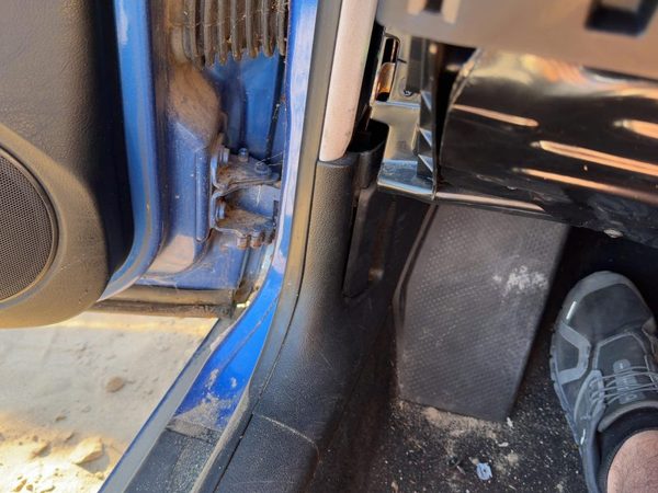 1999-2004 Vw Jetta Driver Left Lower Kick Trim Panel Oem Black — photo 2