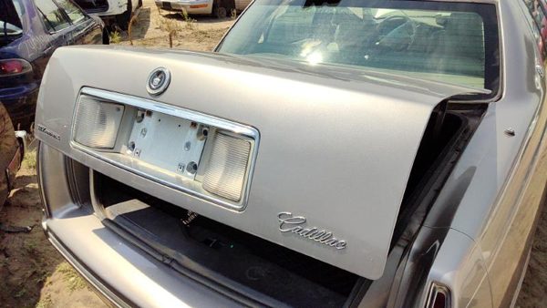 1999 Cadillac DeVille Trunk/decklid/hatch/tailgate 46A Beige — photo 4