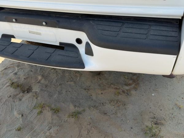 1998-2005 Chevy S10 Blazer Rear Bumper Assembly with Mount Brackets White 50U — photo 6