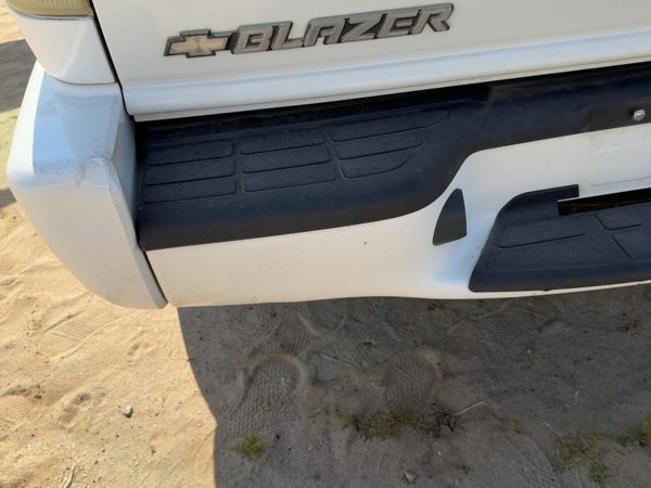 1998-2005 Chevy S10 Blazer Rear Bumper Assembly with Mount Brackets White 50U — photo 7