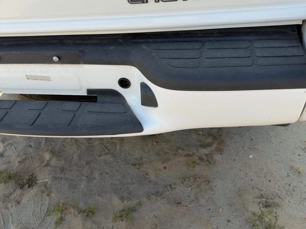 1998-2005 Chevy S10 Blazer Rear Bumper Assembly with Mount Brackets White 50U — photo 3