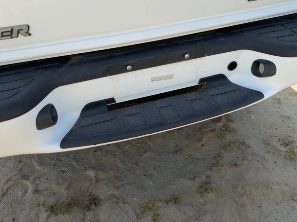 1998-2005 Chevy S10 Blazer Rear Bumper Assembly with Mount Brackets White 50U — photo 4