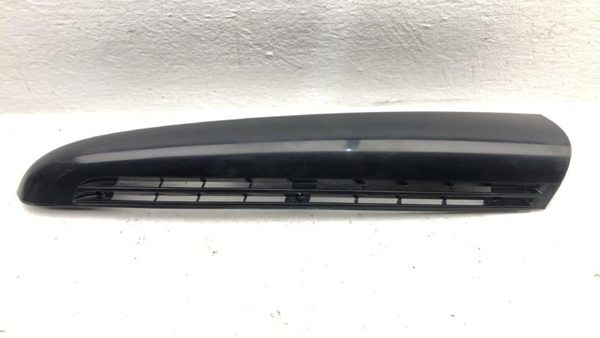 1992-1994 Chevy Suburban Driver Left Rear Moulding On Corner Panel Oem — photo 1