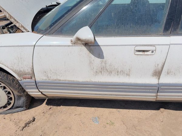 1993 Oldsmobile 88 Front Door LH White — photo 4