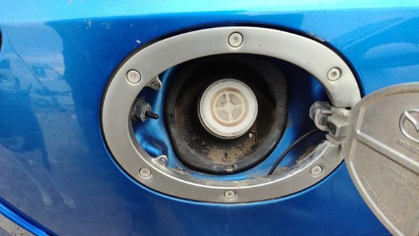 2004-2006 Mazda 3 Fuel Filler Neck Assembly With Gas Cap Oem Complete Bn8F4221Xb — photo 2