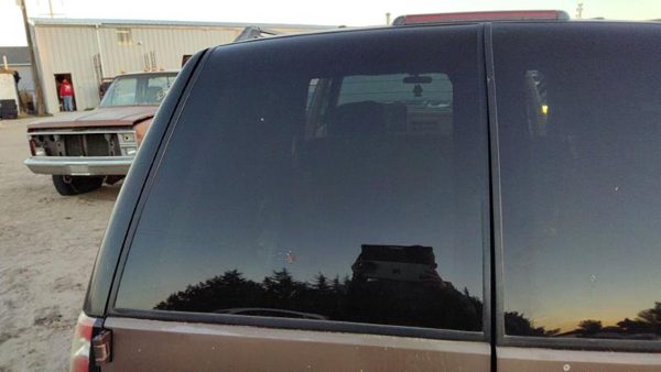 1992-1999 Chevy Suburban Driver Left Back Glass Rear Window Oem 15692189 — photo 1