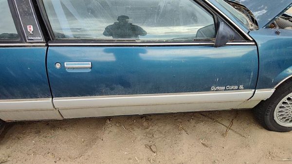 1989 Olds Calais Front Door RH Blue — photo 2