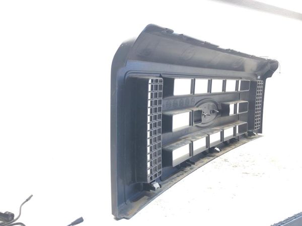 2011 Ford E-350 Super Duty Grille Van E350 Bottom Corner Cracked — photo 10