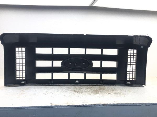 2011 Ford E-350 Super Duty Grille Van E350 Bottom Corner Cracked — photo 8