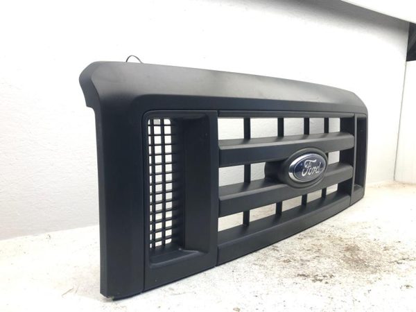 2011 Ford E-350 Super Duty Grille Van E350 Bottom Corner Cracked — photo 7