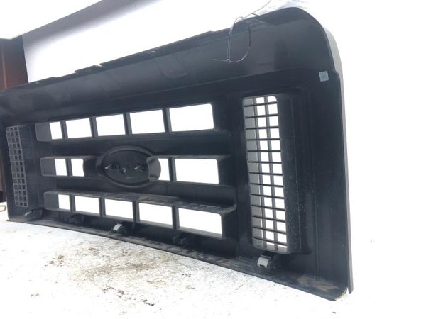 2011 Ford E-350 Super Duty Grille Van E350 Bottom Corner Cracked — photo 9