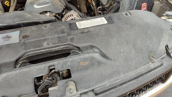 99-01 Chevy Silverado 2500 Hd Top Plastic Cover Above Radiator Supp — photo 5