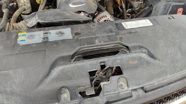 99-01 Chevy Silverado 2500 Hd Top Plastic Cover Above Radiator Supp — photo 4