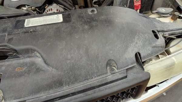 99-01 Chevy Silverado 2500 Hd Top Plastic Cover Above Radiator Supp — photo 6