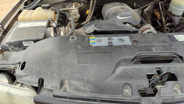 99-01 Chevy Silverado 2500 Hd Top Plastic Cover Above Radiator Supp — photo 3