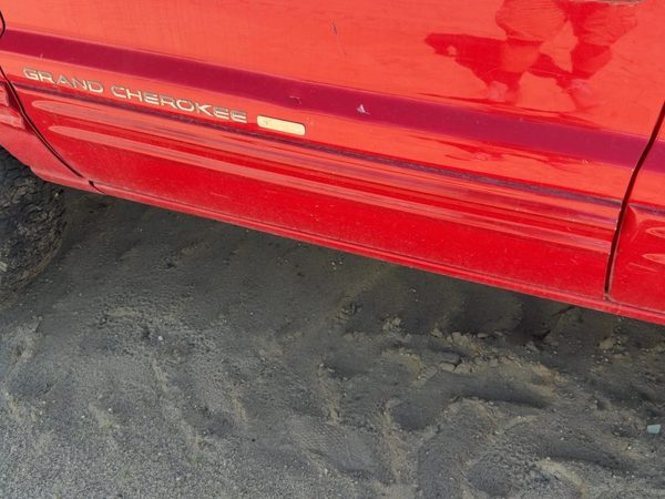 99-04 Grand Cherokee Driver Front Moulding From Door Trim Strip Flame Red Pr4 — photo 1
