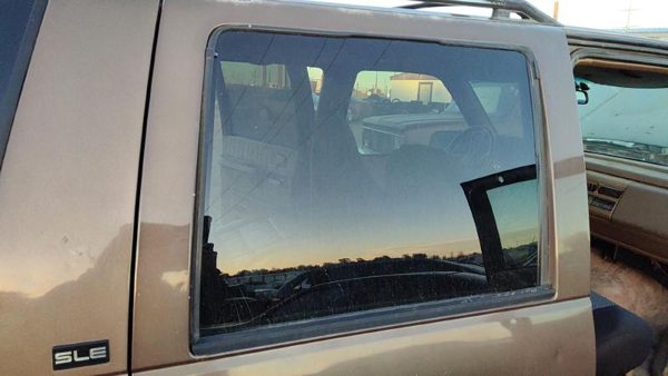 1992-1999 Chevy Suburban Passenger Right Rear Side Window Door Glass Oem Back — photo 1
