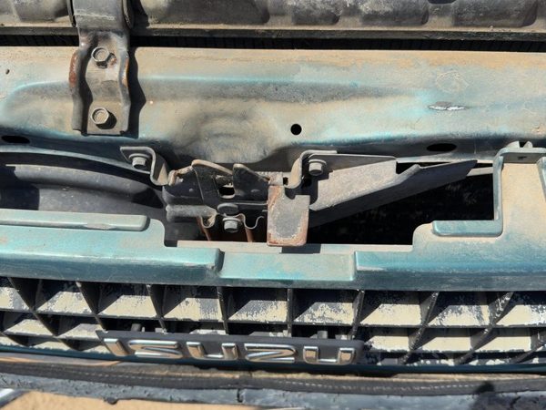 1991-1997 Isuzu Rodeo Hood Latch Assembly With Bracket Oem 4498184 — photo 4