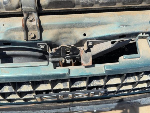 1991-1997 Isuzu Rodeo Hood Latch Assembly With Bracket Oem 4498184 — photo 5