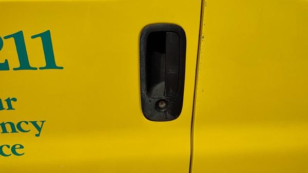 2002 Chevy Express 3500 Outside Door Handle LH Van 2500 Yellow — photo 2