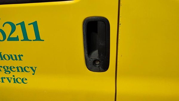 2002 Chevy Express 3500 Outside Door Handle LH Van 2500 Yellow — photo 4