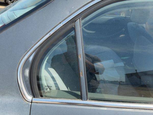 96-00 Civic Passenger Right Rear Vent Window Back Door Glass With Frame Oem — photo 1