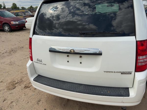 2010 Chrysler Town Trunk/decklid/hatch/tailgate White PW1 — photo 2