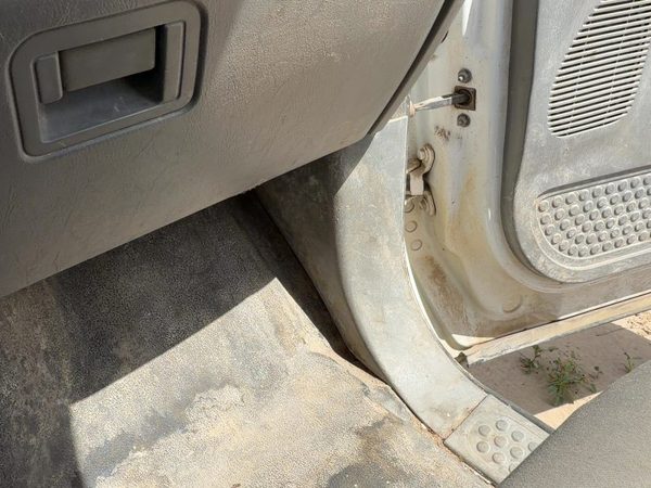 1999-2007 Ford F350 Passenger Right Lower Kick Trim Panel Oem Gray — photo 3
