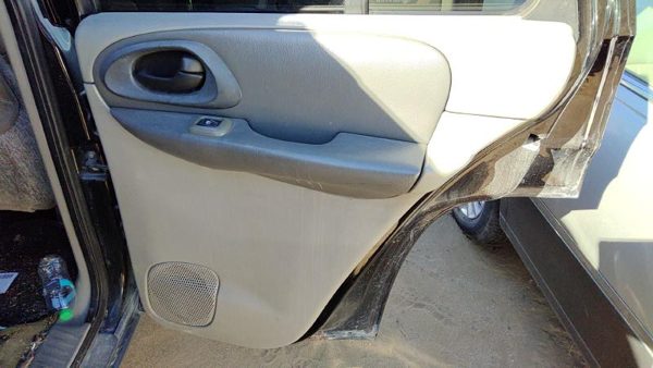 02-04 Trail Blazer Passenger Right Rear Door Trim Panel With Switches Back Gray — photo 1