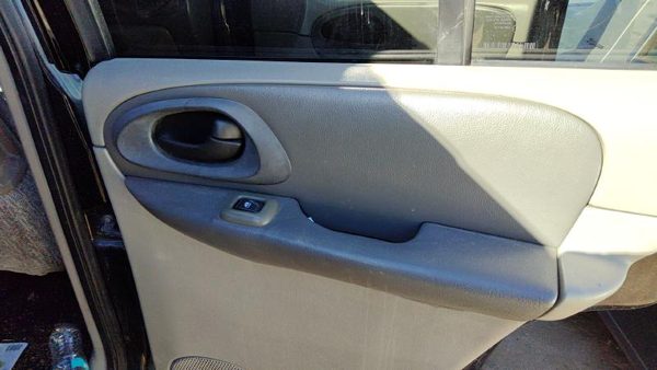 02-04 Trail Blazer Passenger Right Rear Door Trim Panel With Switches Back Gray — photo 4