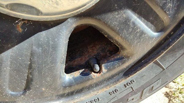 2005 Ford Explorer Wheel 2 — photo 3