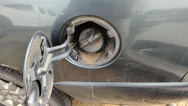 2002-2004 Chrysler 300M Fuel Filler Neck Assembly With Gas Cap Oem 4581390Aa — photo 2