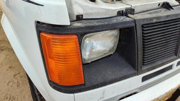 85-94 Gmc Safari Passenger Right Headlight Trim Door Surround With Turn Signal — photo 3