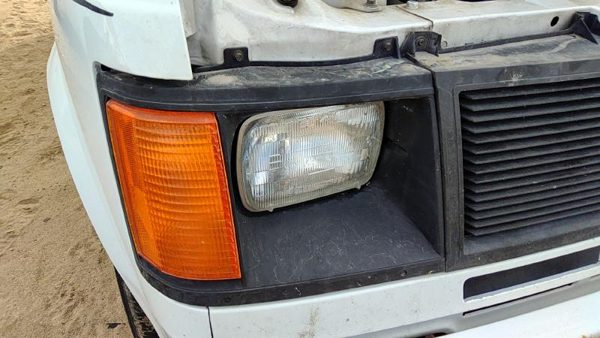 85-94 Gmc Safari Passenger Right Headlight Trim Door Surround With Turn Signal — photo 2