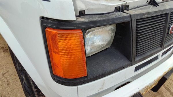 85-94 Gmc Safari Passenger Right Headlight Trim Door Surround With Turn Signal — photo 4