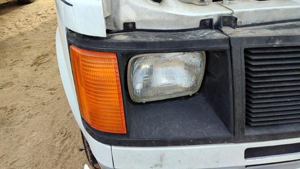 85-94 Gmc Safari Passenger Right Headlight Trim Door Surround With Turn Signal — photo 1