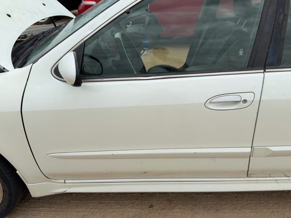 2000 INFINITI I30 Front Door LH White — photo 3