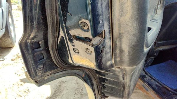 1996-1998 Suzuki Sidekick Driver Left Rear Door Latch With Rods/Cables Oem Back — photo 2