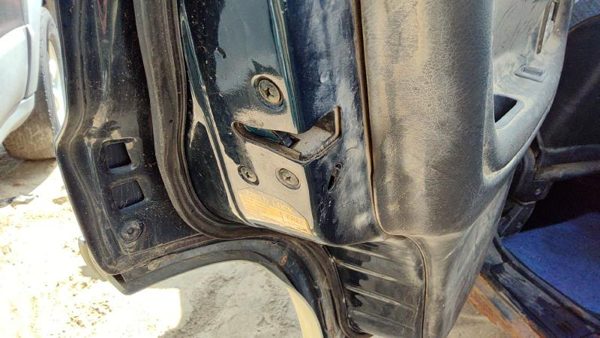 1996-1998 Suzuki Sidekick Driver Left Rear Door Latch With Rods/Cables Oem Back — photo 3